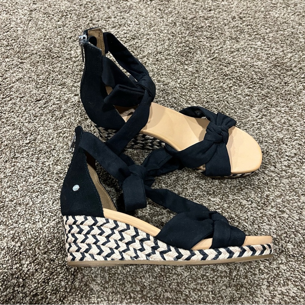 UGG Yarrow Espadrille Wedge Women’s 7 EU 38 Black Canvas ankle strap NWOB sandal